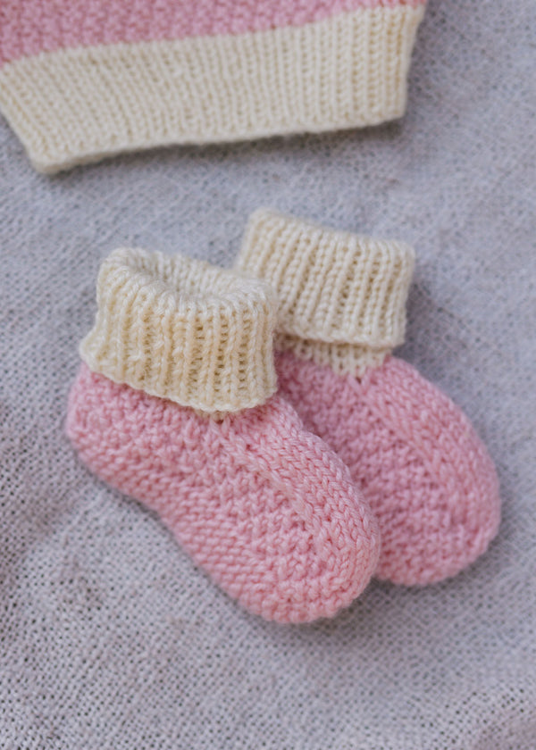 Springbud Merino Booties Pink – newborn hand-knitted merino wool booties with moss stitch and rolled cuff – Acorn Kids