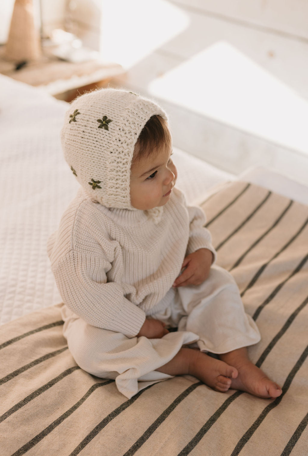 Daisy Bonnet – baby knitted bonnet with daisy flower design in soft wool blend – Acorn Kids