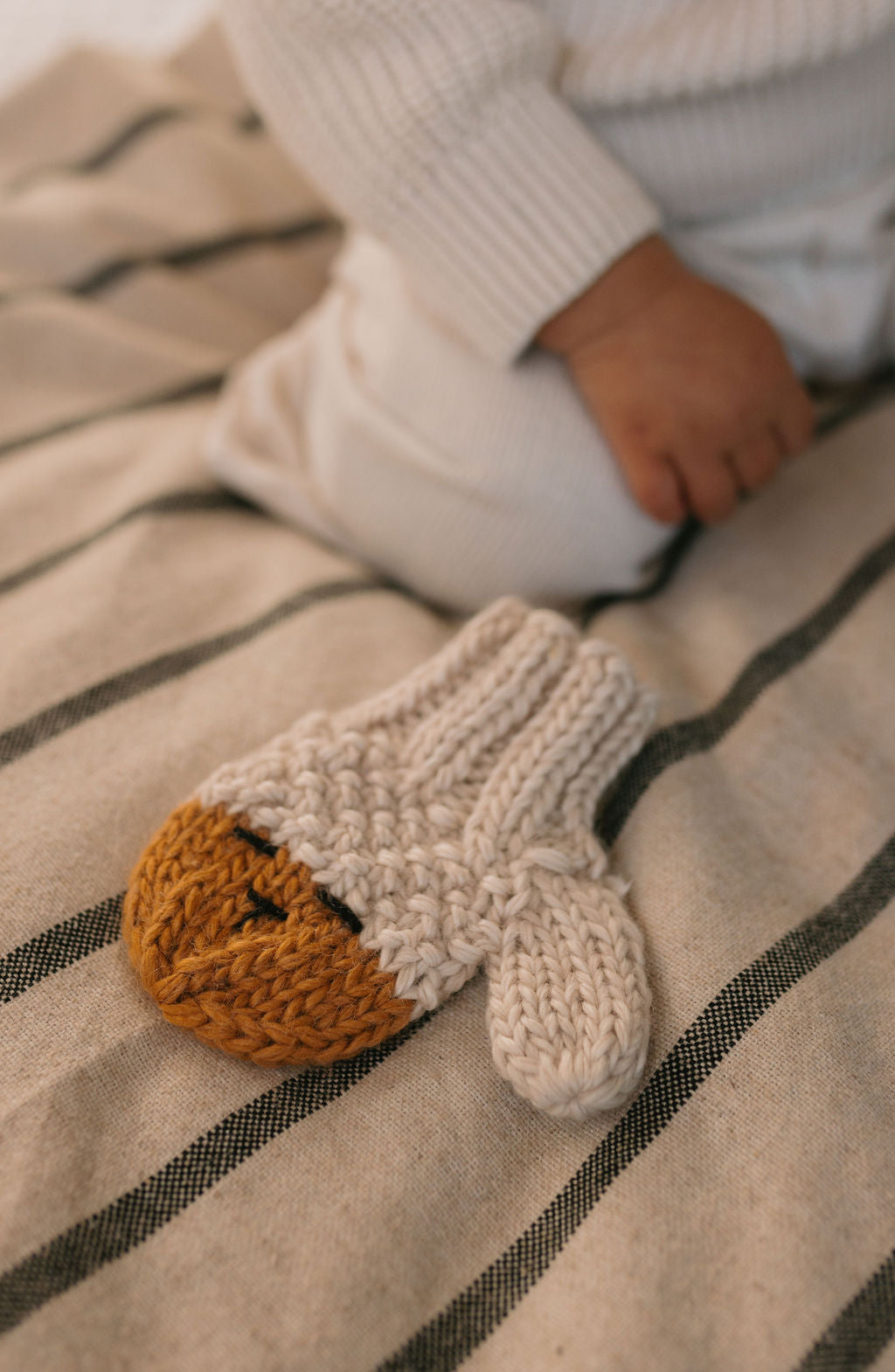 Bear Mittens Oatmeal – hand-knitted baby mittens with cute bear face in soft wool blend – Acorn Kids